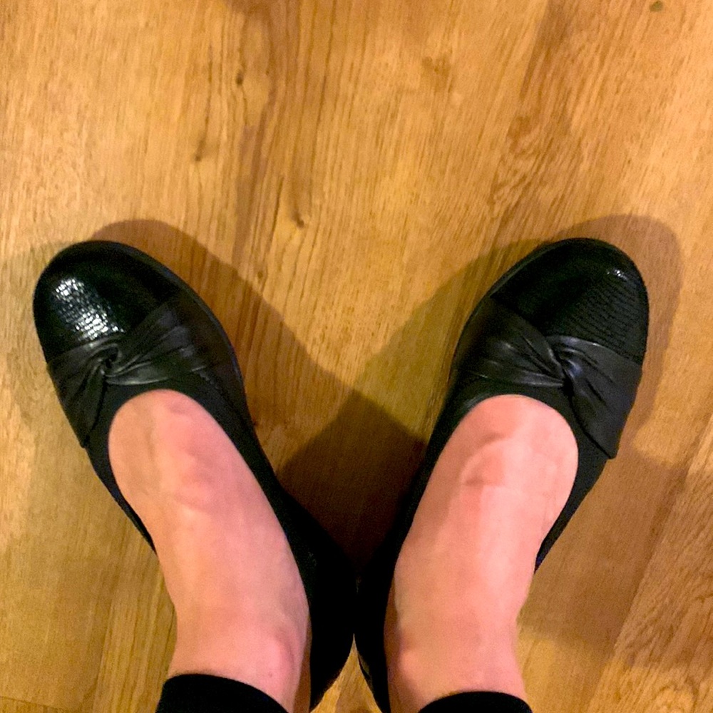 Aravon black flats